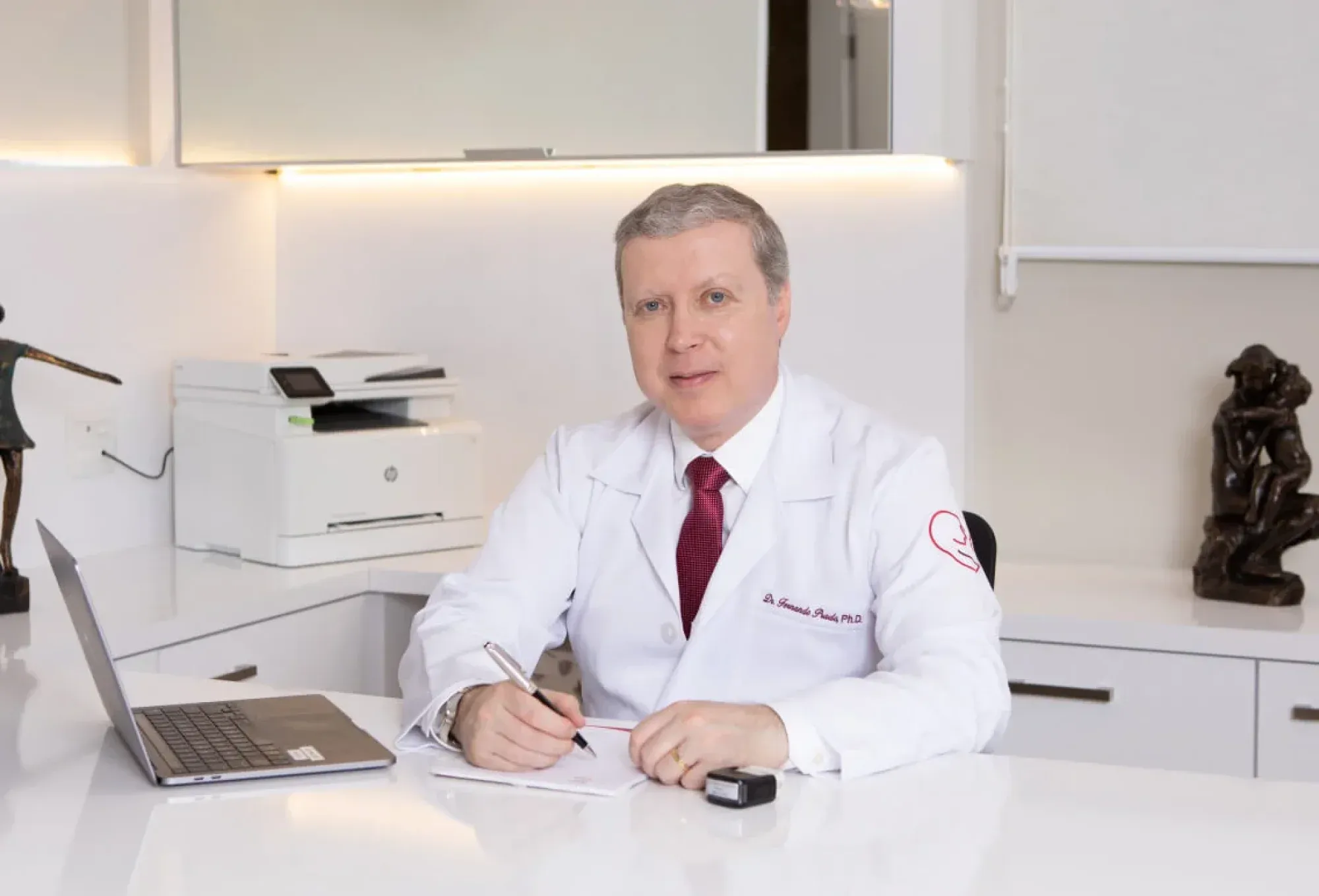 Dr. Fernando Prado Ferreira, diretor médico da Neo Vita, em consultório